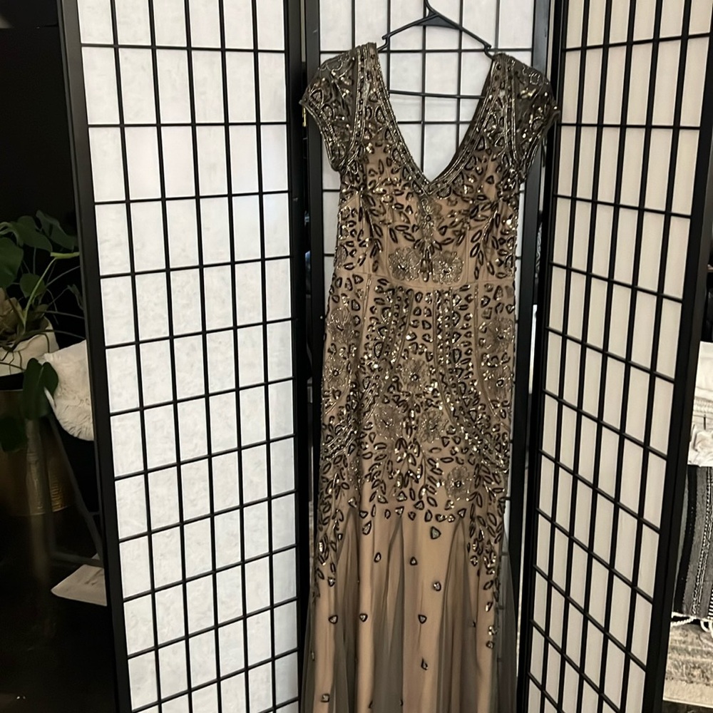 ￼ Women’s bridal dress 
description color Taupe 
description size 10 ￼